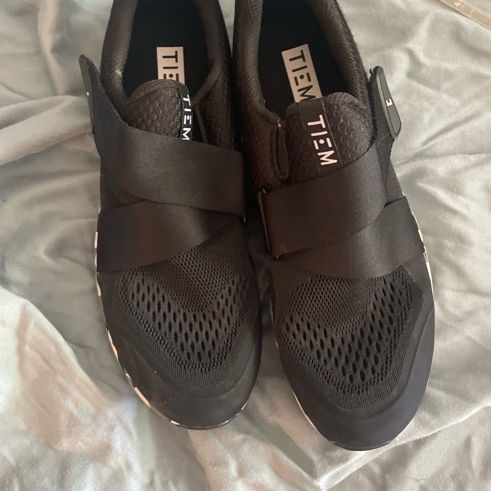 TIEM cycling spin shoes w/cleats 9.5 black slipstream geometric
